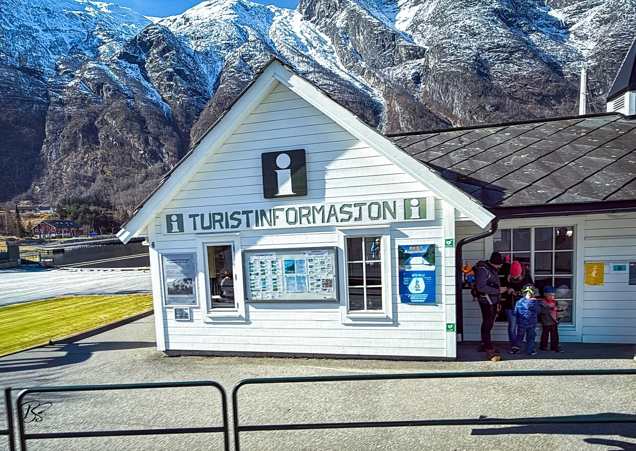 Tourist information office in Eidfjord next to the cruise pier with shuttle bus signs